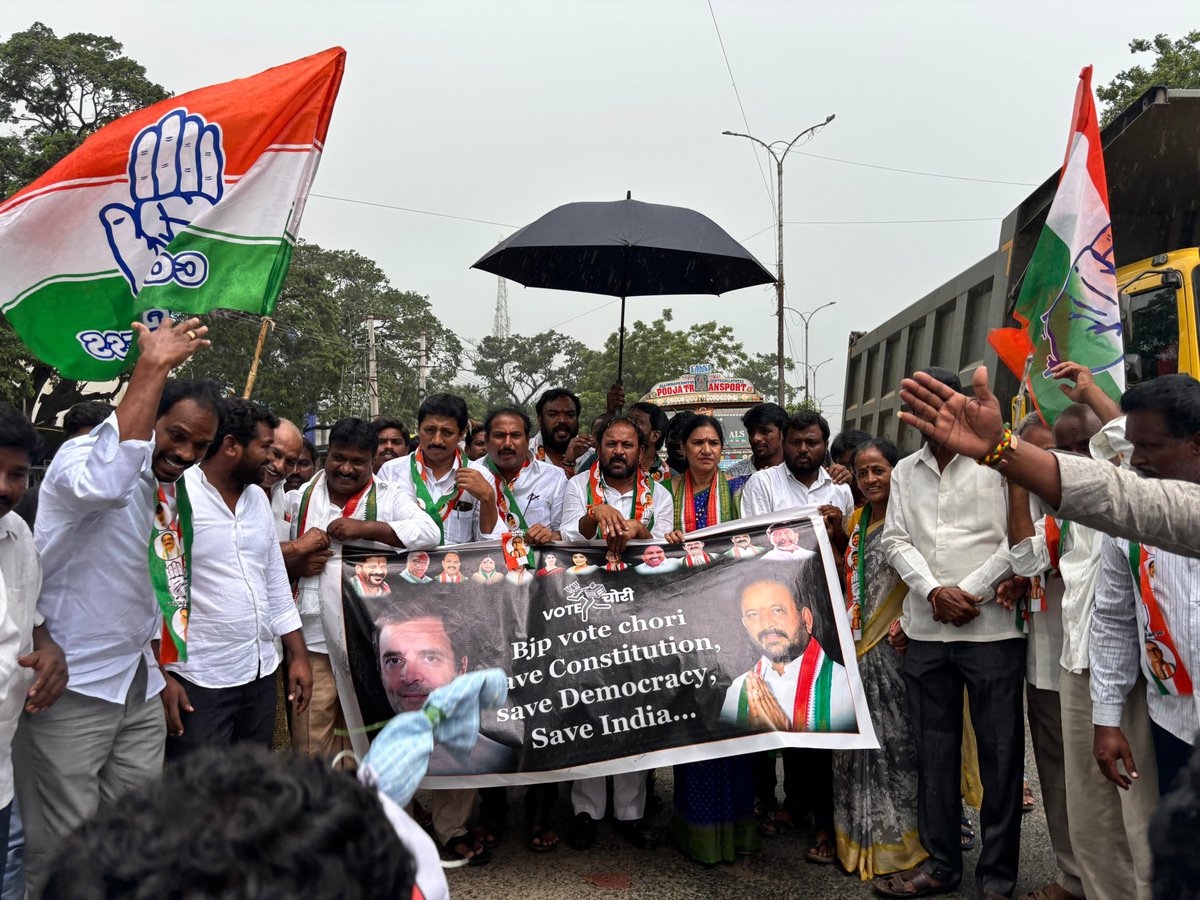 MLARamdasNayak's tweet photo. వైరా నియోజకవర్గ కేంద్రంలో 
లోక్ సభ ప్రతిపక్షనేత రాహుల్ గాంధీ గారినీ, 
విపక్ష ఎంపీలను అరెస్టును ఖండిస్తూ 
వైరా రింగ్ రోడ్డు నందు  నిరసన తెలిపి 
మోదీ దిష్టిబొమ్మను దహనం చేసిన 
గౌరవ శాసనసభ్యులు శ్రీ మాలోత్ రాందాస్ నాయక్ గారు.

#TelanganaPolitics
#wyracongress
#rahugandhi
#modi https://t.co/PF5qdxYkC8