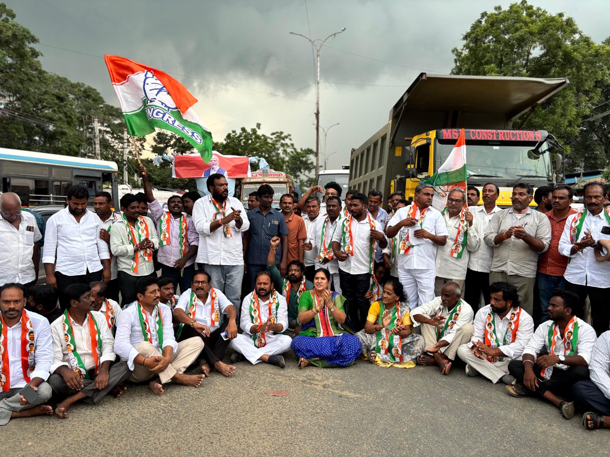 MLARamdasNayak's tweet photo. వైరా నియోజకవర్గ కేంద్రంలో 
లోక్ సభ ప్రతిపక్షనేత రాహుల్ గాంధీ గారినీ, 
విపక్ష ఎంపీలను అరెస్టును ఖండిస్తూ 
వైరా రింగ్ రోడ్డు నందు  నిరసన తెలిపి 
మోదీ దిష్టిబొమ్మను దహనం చేసిన 
గౌరవ శాసనసభ్యులు శ్రీ మాలోత్ రాందాస్ నాయక్ గారు.

#TelanganaPolitics
#wyracongress
#rahugandhi
#modi https://t.co/PF5qdxYkC8