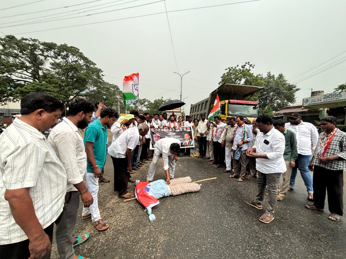 MLARamdasNayak's tweet photo. వైరా నియోజకవర్గ కేంద్రంలో 
లోక్ సభ ప్రతిపక్షనేత రాహుల్ గాంధీ గారినీ, 
విపక్ష ఎంపీలను అరెస్టును ఖండిస్తూ 
వైరా రింగ్ రోడ్డు నందు  నిరసన తెలిపి 
మోదీ దిష్టిబొమ్మను దహనం చేసిన 
గౌరవ శాసనసభ్యులు శ్రీ మాలోత్ రాందాస్ నాయక్ గారు.

#TelanganaPolitics
#wyracongress
#rahugandhi
#modi https://t.co/PF5qdxYkC8