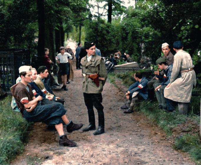 Warsaw Uprising insurgents from the ‘Pięść’ battalion at the Evangelical-Augsburg Cemetery in the Wola district before W-hour (the start of the Uprising).

🗓️1 August 1944