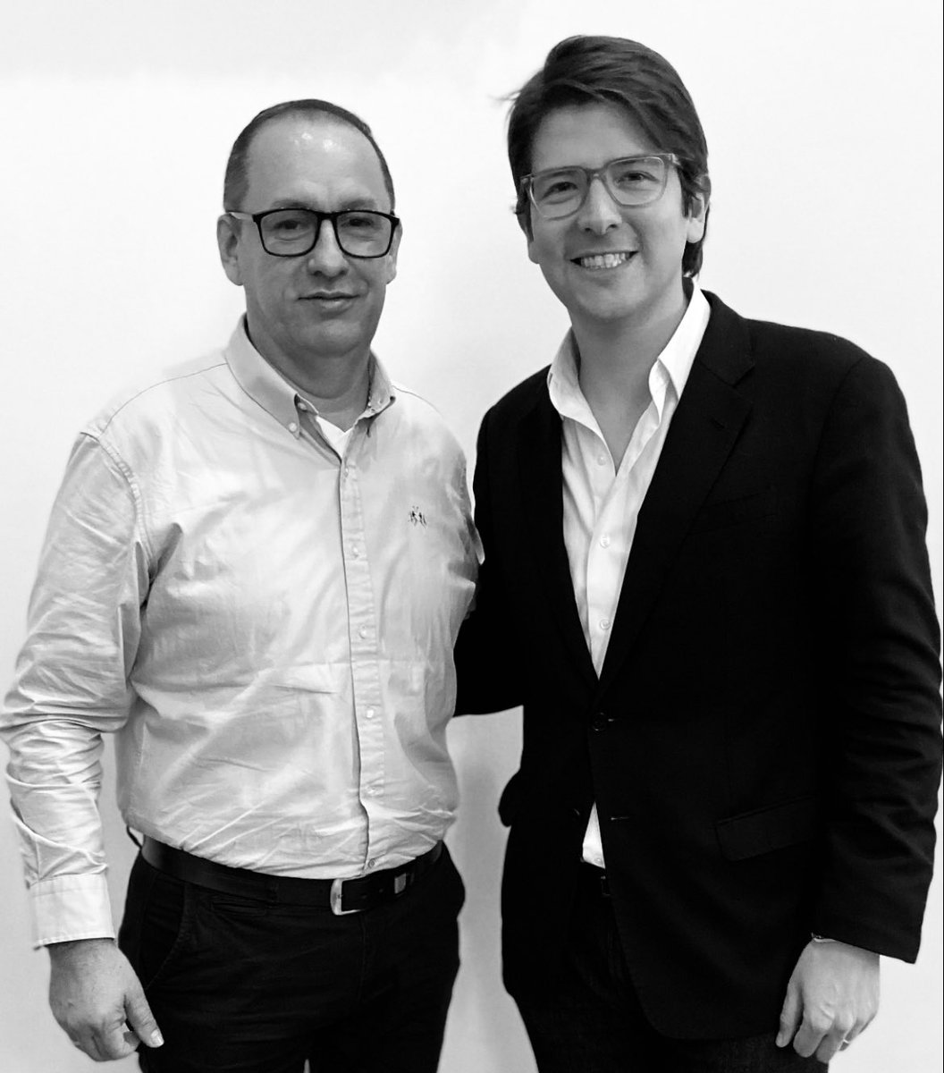 AlexBaqueroS's tweet photo. Duele profundamente y como nunca el magnicidio contra Miguel Uribe, con su partida la democracia y la institucionalidad en Colombia vuelven a vivir sus horas más oscuras por cuenta de la violencia política. Es un rotundo fracaso de nuestra sociedad volver a vivir lo que creíamos erradicado de nuestro país.

A María Claudia su esposa y toda su familia un abrazo muy fuerte en estos momentos tan difíciles.