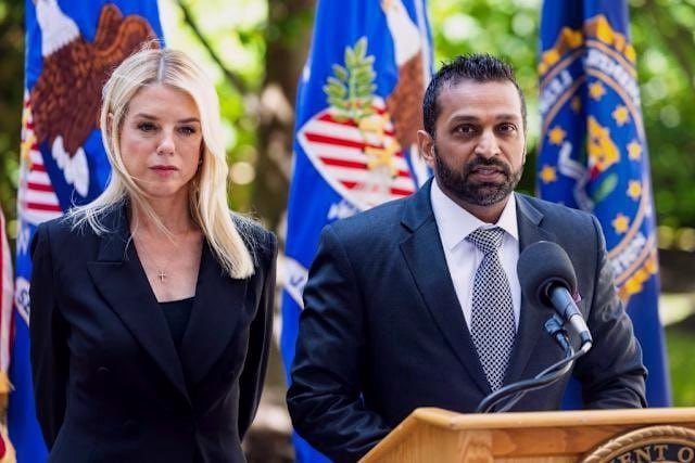 🚨BREAKING: Kash Patel uncovers private Clinton emails with Chinese officials discussing uranium deals.

Should Clinton face espionage charges?
Yes — this is treason.
No — just bad diplomacy.