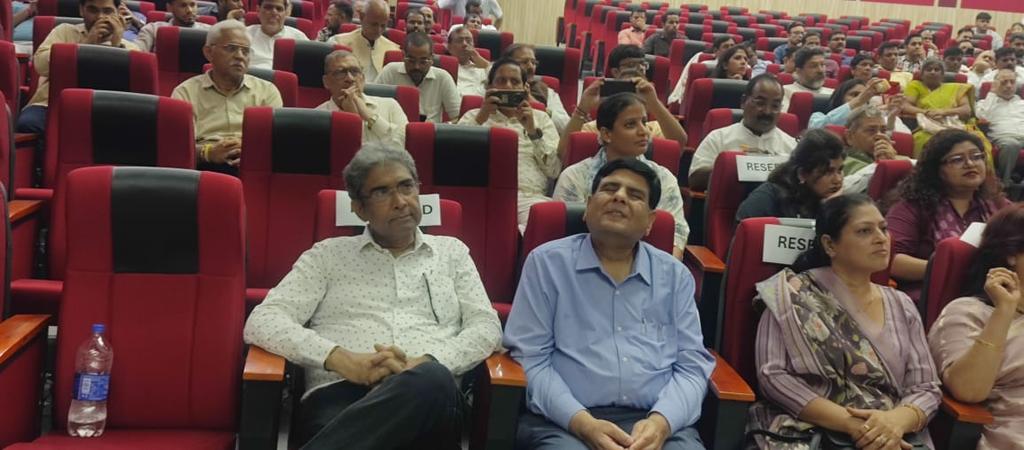 पूर्व राज्यपाल प्रो ओमप्रकाश कोहली की स्मृति में आयोजित व्याख्यान माला के मंच पर पूर्व केन्द्रीय मंत्री डाॅ हर्षवर्धन, डुटा के पूर्व अध्यक्ष प्रो कक्कड़ अभाविप के पूर्व राष्ट्रीय अध्यक्ष प्रो राजकुमार भाटिया प्रो विरेन्द्र नेगी एवं प्रतिभागी नागरिक गण।