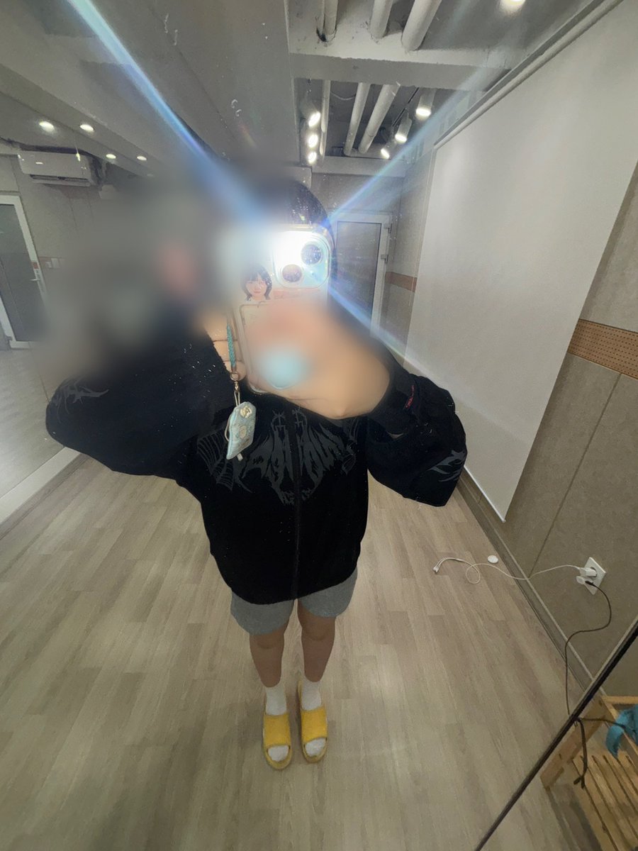 33k8mi's tweet image. 오늘의일기

수강신청을햇다 (망햇다)
11시에 필라테스를갓다 (너무힘들엇다)
하루랑 훠궈를 먹엇다 (대기를한시간하고80분동안훠궈를먹엇다아주마싯엇다)
연습하고 이제 집에간다!! 야호