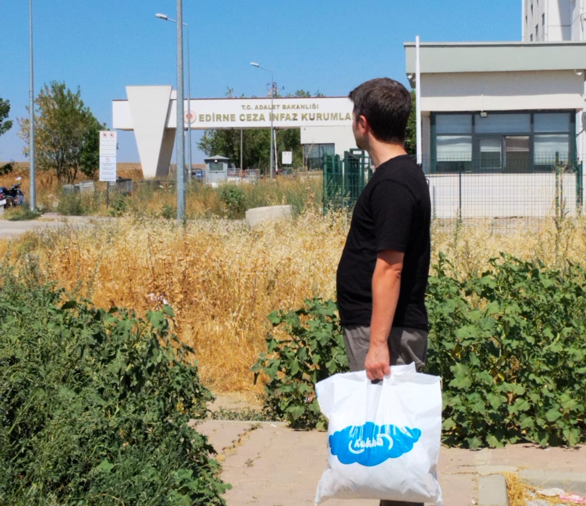 AİLE YILINDAN MANZARALAR

9 aylık hamile Merve Zayım'ın eşi Furkan ZayIm, doğmamış bebeğinin eşyalarını bugün Edirne L Tipi Cezaevine teslim etti. 

Zayım: “Eşimi bu sabah önce Edirne Sultan 1. Murat Devlet Hastanesi’ne, daha sonra Trakya Üniversitesi Hastanesine götürdüler.