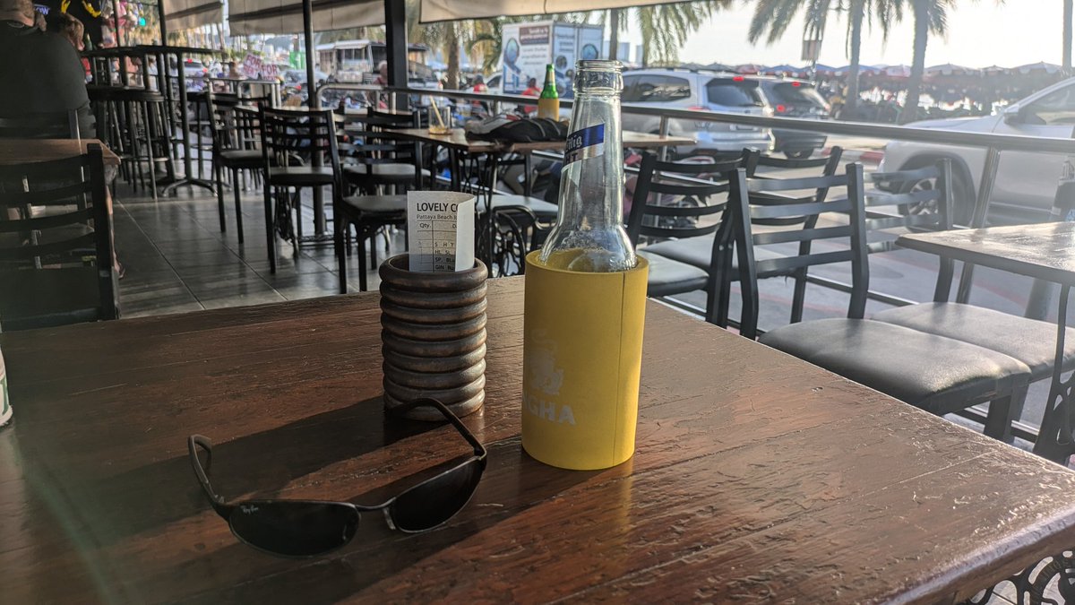 patpongcurry's tweet photo. ビーチロードで夕陽を眺めながらの🍻の後は、全くお腹が減らなかったのでTREETOWNからのMYTHNIGHTでまったりしてから屋台で揚げルークチン3本30THBをホテルに持ち帰って終了
#パタヤビーチロード
#サンミゲルライト
#TREETOWN
#MYTHNIGHT
#揚げルークチン https://t.co/vyH9JUw1xb