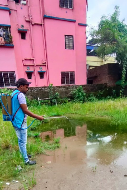 kmc_kolkata's tweet image. A few pictures of the frontline workers of the Vector Control Team on duty at Ward 118, Borough XIII.

#VectorControlByKMC #KMConDuty