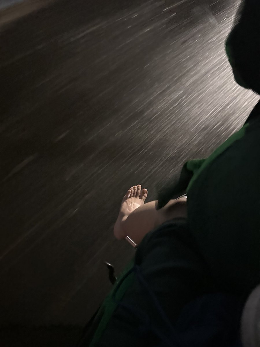 ayu2700's tweet photo. naik ojol nyeker karna sepatu basah semua😭 susah bgt hari ini mo pulang https://t.co/w7s8ZIazk6