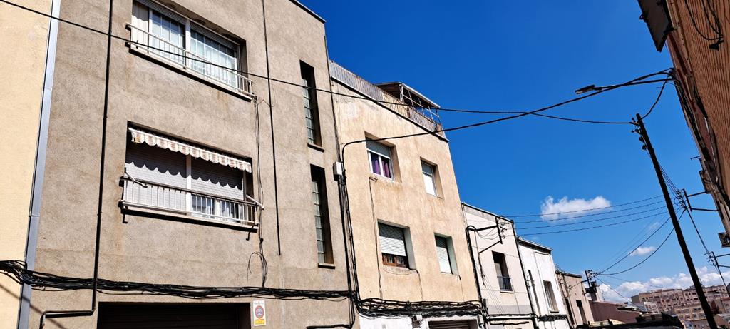 CanalTerrassa's tweet image. ⚡️| Endesa embelleix la xarxa elèctrica aèria de baixa tensió al carrer Viladecavalls, a #CanBoada 

S&apos;ha substituït per 140m de cable d’última generació grapats a les façanes dels immobles

Aquí tens l&apos;abans i el després...
terrassadigital.cat/endesa-embelle… #Terrassa

[Font 📸: @Endesa]