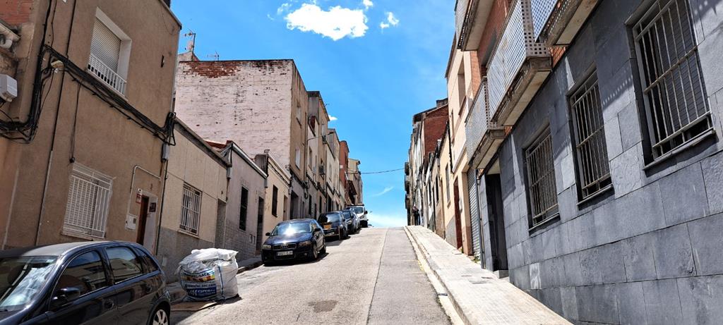 CanalTerrassa's tweet image. ⚡️| Endesa embelleix la xarxa elèctrica aèria de baixa tensió al carrer Viladecavalls, a #CanBoada 

S&apos;ha substituït per 140m de cable d’última generació grapats a les façanes dels immobles

Aquí tens l&apos;abans i el després...
terrassadigital.cat/endesa-embelle… #Terrassa

[Font 📸: @Endesa]