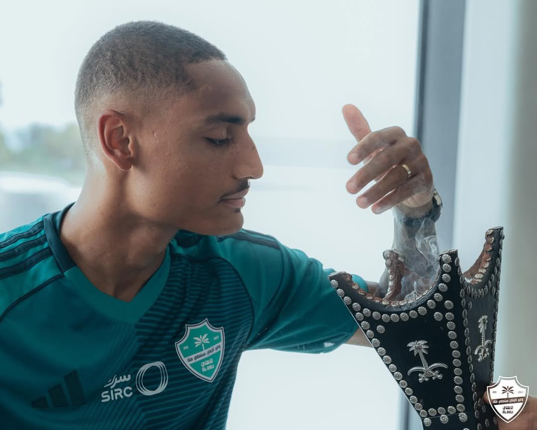 الأهلي يلعب بكأس القارات
النصر يوقع مع فيليكس و مارتينيز و الان كومان جناح بايرن ميونخ 
#الأهلي يلعب بكأس القارات 
الهلال يوقع مع نونيز ليفربول و ثيو ميلان والان عنده 12 اجنبي 

#الأهلي يلعب بكأس القارات
باع عقود 4 لاعبين اجانب 
و يوقع مع لاعب عمره 23 غير معروف !!!

في شي غلط 👎