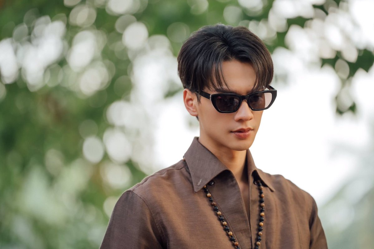 THENEXT_Talk's tweet photo. เปิดมา Ep.แรก ก็เรียกแขกได้สุดปัง ! สำหรับซีรีส์ เขมจิราต้องรอด
🔗https://t.co/IKae4aijBL 

ที่พอเปิดตัวพ่อครูคนดูก็อยากจะผีเข้ากันเต็มไปหมด ส่วนน้องลู���เขมก็น่าทะนุถนอม น่าปกป้องสุดๆ ถึงแม้บางเหตุการณ์จะพาให้แม่ๆได้หวาดเสียวว่า หนูจะพาตัวเองไปอยู่ตรงนั้นทำไมลูก !!!

ในเรื่องโปรดักชั่นเรื่องนี้บอกเลยว่าทำถึงคุ้มค่าสมการรอคอย ทั้งภาพ ทั้งเสียงทำให้เราต้องระแวดระวังไปหมดว่าผีจะโผล่มาตอนไหน และที่อดพูดถึงไม่ได้คือการแสดงของนักแสดง ที่ไม่ใช่เพียงแค่ทั้ง " เก่ง - น้ำปิง " ที่เป็นนักแสดงนำเท่านั้น แต่บอกได้เลยว่าต้องชมทั้งทีม ! เพราะทุกตัวละครตั้งแต่การแสดงยันโลเคชั่นสามารถพาเราไปอยู่กับเหตุการณ์นั้นได้อย่างสนิทใจ เขมจิราต้องรอด เป็นอีกหนึ่งซีรีส์คุณภาพที่เห็นได้ถึงความตั้งใจของทั้งคนเบื้องหน้าและคนเบื้องหลัง และแน��นอนว่าเรื่องนี้ส่งออก "ซอฟต์พาวเวอร์ไทย" แบบที่ใครๆเขาชอบพูดกันได้แน่นอน

ใครที่อยากรับชม ซีรีส์ดีๆฟีลไทยแท้ ห้ามพลาด กับ เขมจิราต้องรอด ทุกวันเสาร์ เวลา 21.30 น. ทางช่อง ONE31 

#เขมจิราต้องรอดEP1 
#เขมจิราต้องรอดseries
#KhemjiraTheSeries
#THENEXTTalk​
#THENEXTTalkEnt