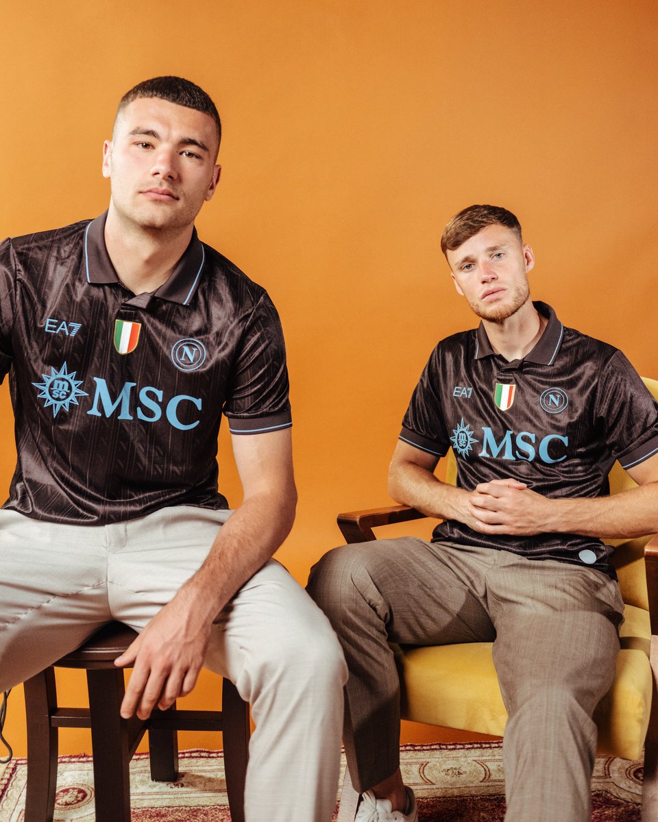 sscnapoli's tweet photo. 𝗦𝗦𝗖 𝗡𝗮𝗽𝗼𝗹𝗶 𝗲 𝗘𝗔𝟳 𝗽𝗿𝗲𝘀𝗲𝗻𝘁𝗮𝗻𝗼 𝗖𝗮𝗳é, 𝗶𝗹 𝘁𝗵𝗶𝗿𝗱 𝗸𝗶𝘁 𝟮𝟬𝟮𝟱/𝟮𝟲

Il racconto che unisce la SSC Napoli all’identità culturale e alle tradizioni della città prosegue con Café, il third kit per la stagione 2025/26, realizzato in collaborazione con EA7.

Leggi il comunicato 👇

🇮🇹: https://t.co/vS1upsqeRn
🇬🇧: https://t.co/LsJWUNvjGs

Acquista la maglia 👇
https://t.co/YODSflMhxH

💙 #ProudToBeNapoli