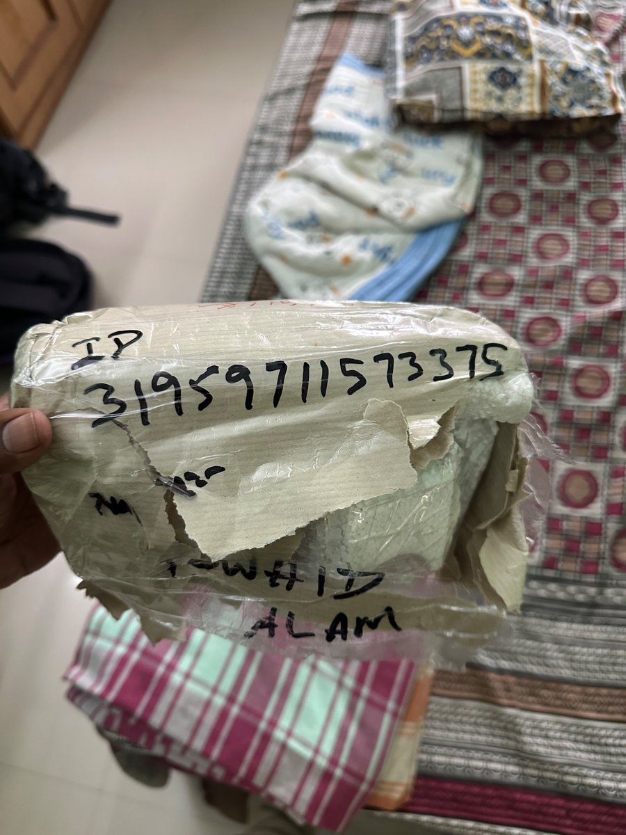 Hari_jay63's tweet photo. @help_delhivery Received wrong package. The package was interchanged with other Awb no
My Awb no: 31959711573342
Received awb no: 31959711573375
See the attached photos, outside and inside number is different.
Seller confirmed that Delhivery pickup person messed up. https://t.co/hKg7rDkyU8