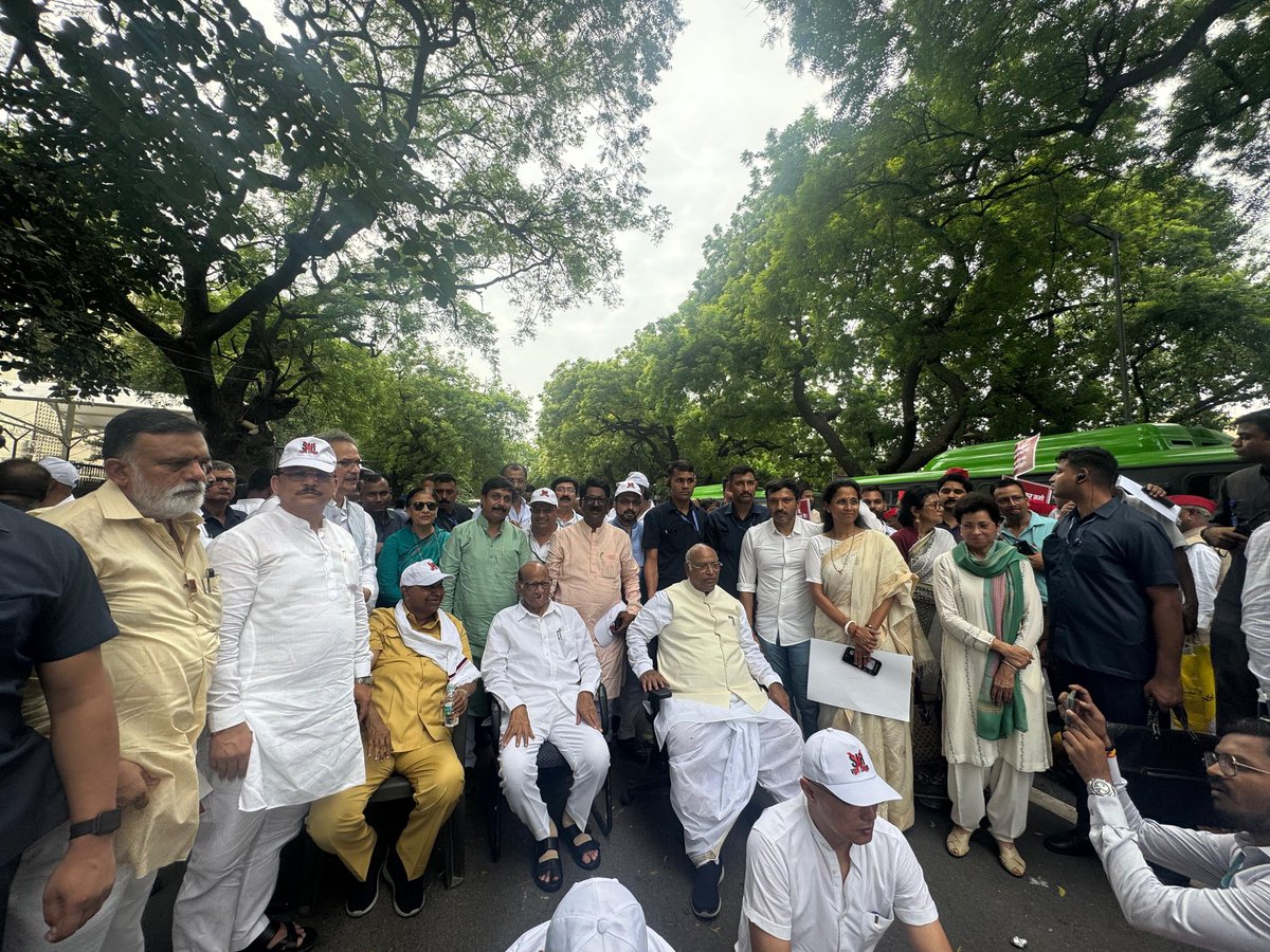 आज नवी दिल्ली येथे इंडिया आघाडीच्या खासदार व नेत्यांनी मत चोरीच्या विरोधात भव्य आंदोलन केले.

मतमोजणीत पारदर्शकता, EVM + VVPAT ची अनिवार्य पडताळणी आणि मतदार याद्यांतील फेरफार थांबवण्याच्या मागण्यांसाठी हे आंदोलन करण्यात आले. 

याप्रसंगी उपस्थितीत राहुन जोरदार निर्दशने केले.