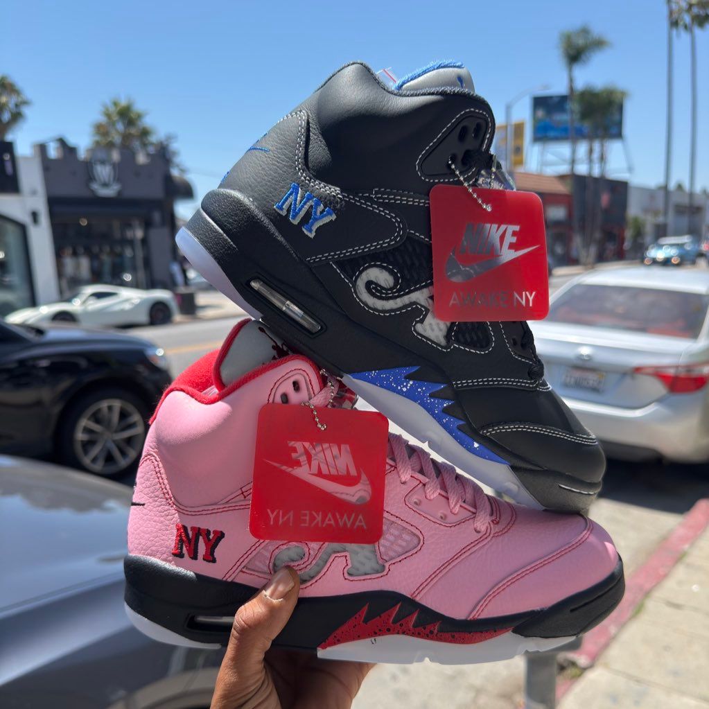 JustFreshKicks's tweet photo. Awake NY x Air Jordan 5 🩷🖤

• EQL online raffle 8/17
• EQL instore raffle 8/17 (Pink)
• SNKRS release 8/30 (Blue)

- Bubblegum Pink 7,000 pairs
(Awake NY exclusive)

- Racer Blue 13,000 pairs
(Wider release) https://t.co/pLyoCm0Z8x