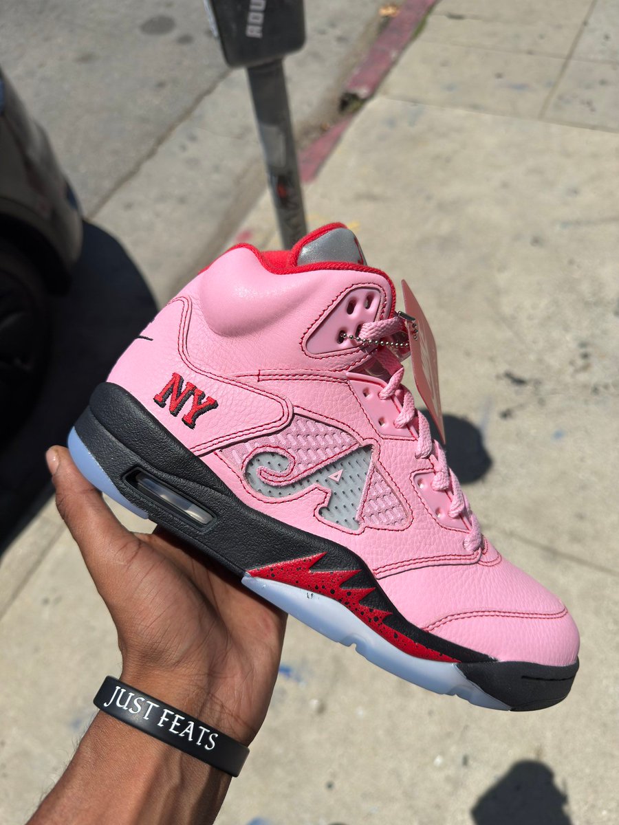 JustFreshKicks's tweet photo. Awake NY x Air Jordan 5 🩷🖤

• EQL online raffle 8/17
• EQL instore raffle 8/17 (Pink)
• SNKRS release 8/30 (Blue)

- Bubblegum Pink 7,000 pairs
(Awake NY exclusive)

- Racer Blue 13,000 pairs
(Wider release) https://t.co/pLyoCm0Z8x