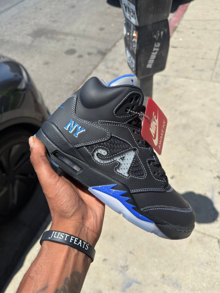 JustFreshKicks's tweet photo. Awake NY x Air Jordan 5 🩷🖤

• EQL online raffle 8/17
• EQL instore raffle 8/17 (Pink)
• SNKRS release 8/30 (Blue)

- Bubblegum Pink 7,000 pairs
(Awake NY exclusive)

- Racer Blue 13,000 pairs
(Wider release) https://t.co/pLyoCm0Z8x