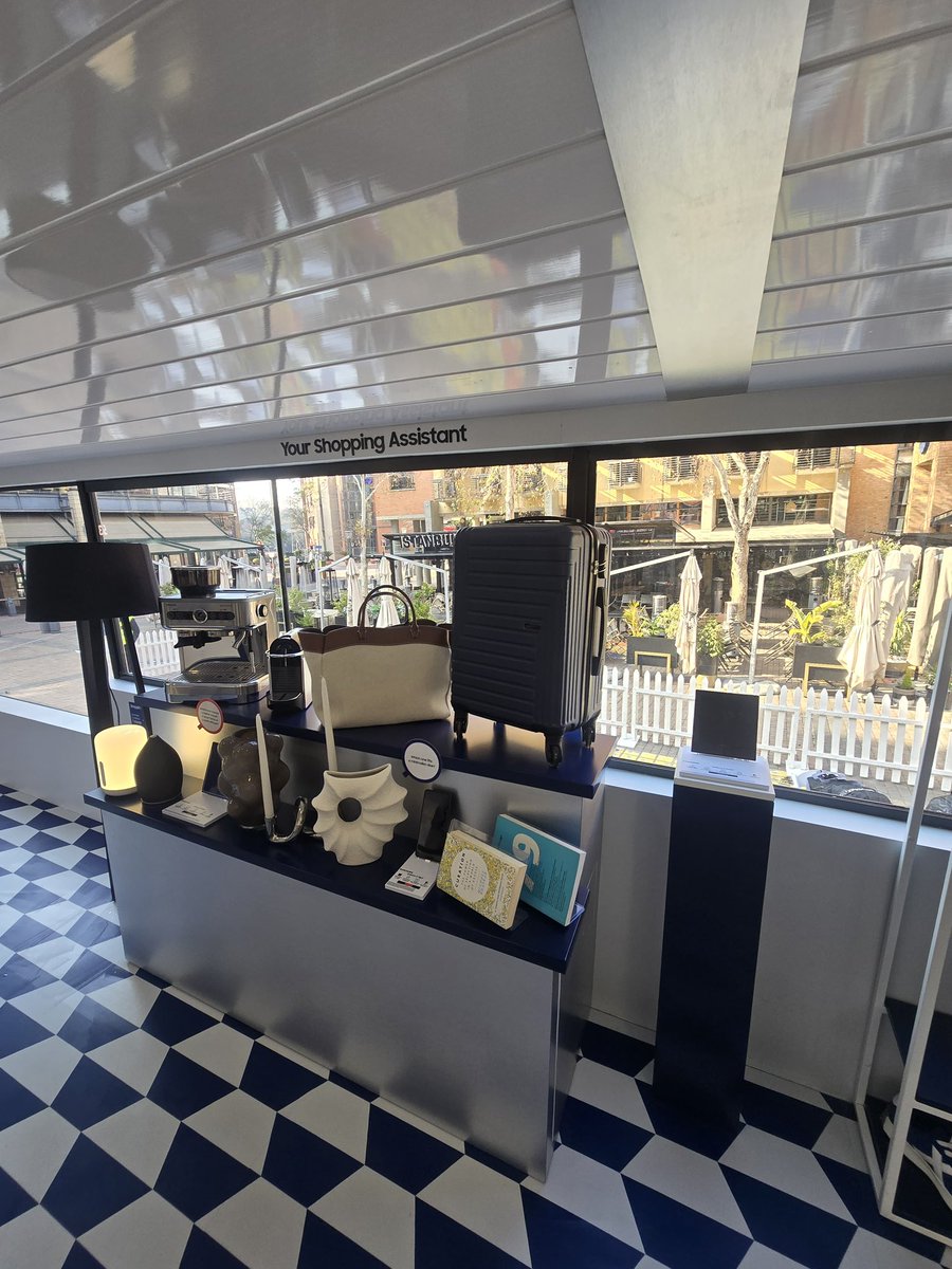 _Munakisi's tweet image. Yo Mzansi! 🇿🇦 What a vibe at the Galaxy Hangout this past weekend at Melrose Arch! 😎 The energy was electric as we got a sneak peek into the future with the Galaxy Z Fold7. pure innovation that had everyone buzzing! Where you at this weekend? 👀 @SamsungMobileSA #AD