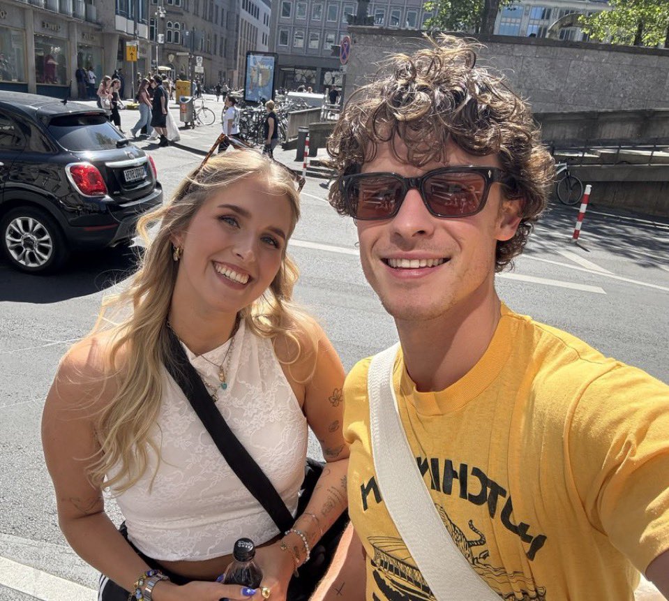 LINDOS! Shawn Mendes com fã hoje em Colônia, Alemanha.