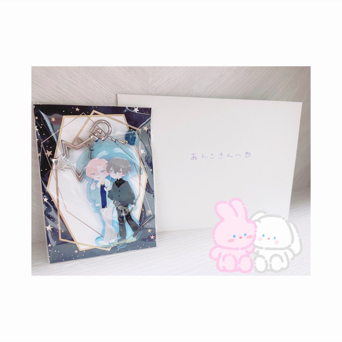 _raaaaamen's tweet photo. ユズキさん🤍#sskyzk から素敵なお誕生日プレゼントをいただきました🫶❕
🩷みつひか🩶が運命のお友達になった、3日目の相合傘☂️のアクキーがめちゃくちゃ可愛いので世界に自慢させてください〜！！！お菓子も沢山いただいて特大感謝です…というのを見知らぬ海外のｵｼﾞ様にタグ付けしてしまいました https://t.co/xeMmg2jxGI