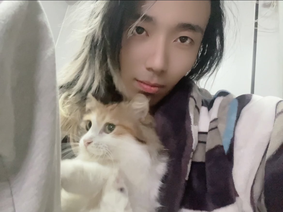 Luliang_793's tweet photo. 新买了眉钉唇钉舌钉，准备买红色染发，买蔓迪救救我的发际线，买手表装饰一下，买新衣服打扮打扮，买做高颅顶的喷雾，买支淡点的口红，买好看的美瞳，买我的自信，买我不要容貌焦虑 https://t.co/O0dfyiqMYz