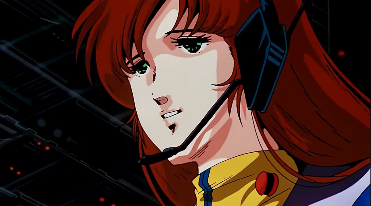 輝の無事な姿が映し出されたスクリーンを見ながら安堵する未沙とミンメイ。未沙の嬉しさまじりの表情と違ってミンメイはどこかもの悲しげさが混じった表情。短いシーンの中に人物の心境が伝わる表情の演出があるのもこの劇版のみどころの１つかもしれないですね。😃
＃マクロス  ＃愛おぼえていますか