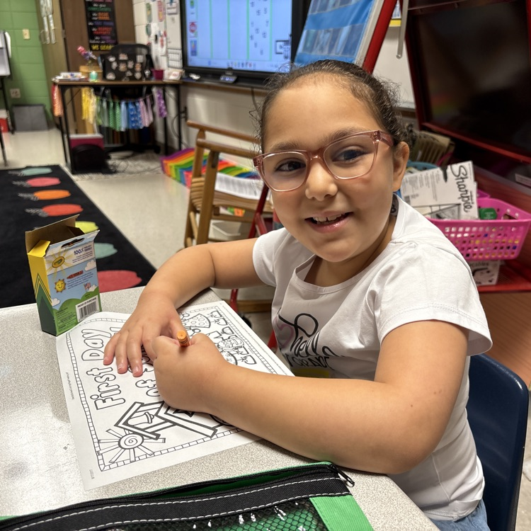 SpartanburgD5's tweet photo. Welcome back to school D5! πππ It may be raining outside, but our students & staff are smiling this morning π€© It's going to be a great year! π― #WeAreD5 #FirstDayInD5 https://t.co/RFDi0T7Gst