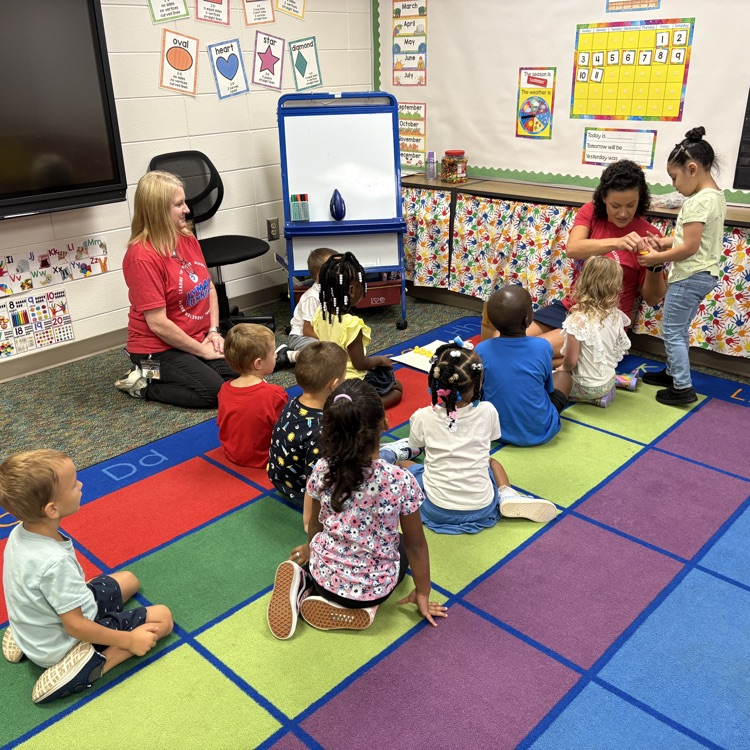 SpartanburgD5's tweet photo. Welcome back to school D5! πππ It may be raining outside, but our students & staff are smiling this morning π€© It's going to be a great year! π― #WeAreD5 #FirstDayInD5 https://t.co/RFDi0T7Gst