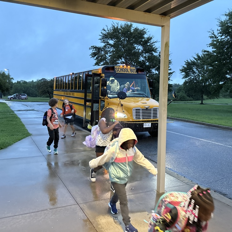 SpartanburgD5's tweet photo. Welcome back to school D5! πππ It may be raining outside, but our students & staff are smiling this morning π€© It's going to be a great year! π― #WeAreD5 #FirstDayInD5 https://t.co/RFDi0T7Gst