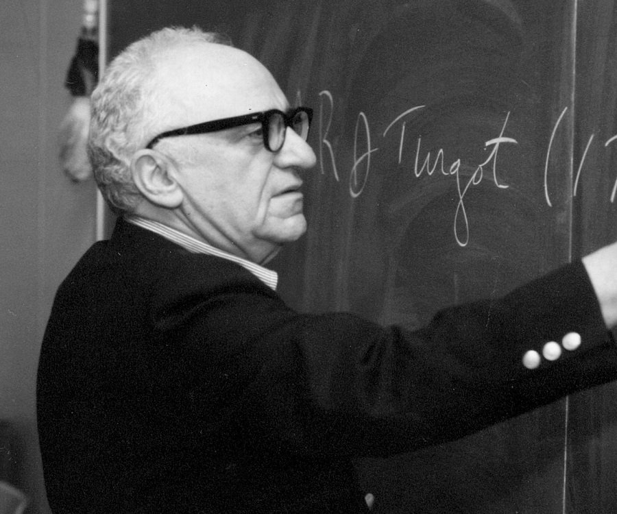 "La mejor manera de ayudar a los pobres es reducir los impuestos y permitir que el ahorro, la inversión y la creación de empleos continúen sin obstáculos"

Murray Rothbard