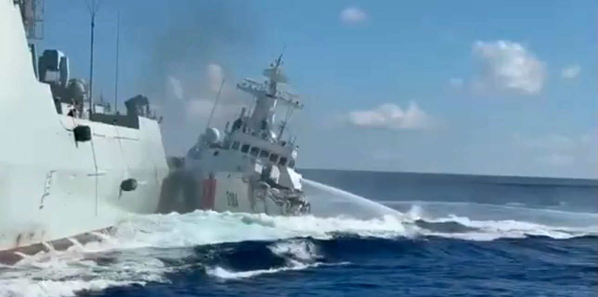 OsintUpdates's tweet photo. ⚡ Two Chinese ships collides with each other while chasing Philippines patrol boat 😅:

China coast guard patrol cutter CCG 3104 collided with People's Liberation Army Navy Destroyer while chasing Philippines Coast Guard vessel BRP Suluan at Bajo de Masinloc.

The incident occurred in the South China Sea, near the disputed Scarborough Shoal — one of the key flashpoints between China and the Philippines since 2012.

Philippine Coast Guard spokesperson Jay Tarriela said the Chinese coast guard first blocked Philippine vessels that were assisting fishermen and blasted them with water cannons, then began chasing the boats as they left the conflict zone.

As a result, a Chinese navy ship collided with one of its own coast guard vessels.