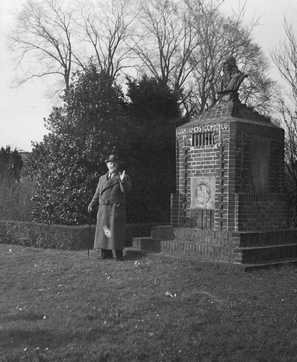 Comenius Museum en Mausoleum (@comeniusmuseum) on Twitter photo 📢Lezing! 27 augustus vertelt <a href="/johnexalto/">John Exalto</a> over de - vaak bewogen - geschiedenis van de Comeniusmonumenten in Naarden en Amsterdam. Meer info & aanmelden via comeniusmuseum.nl/agenda/lezing-…
📸Het Comenius borstbeeld in Naarden, 30 maart 1946, Anefo. Collectie Nationaal Archief, Den Haag. 📢Lezing! 27 augustus vertelt <a href="/johnexalto/">John Exalto</a> over de - vaak bewogen - geschiedenis van de Comeniusmonumenten in Naarden en Amsterdam. Meer info & aanmelden via comeniusmuseum.nl/agenda/lezing-…
📸Het Comenius borstbeeld in Naarden, 30 maart 1946, Anefo. Collectie Nationaal Archief, Den Haag.