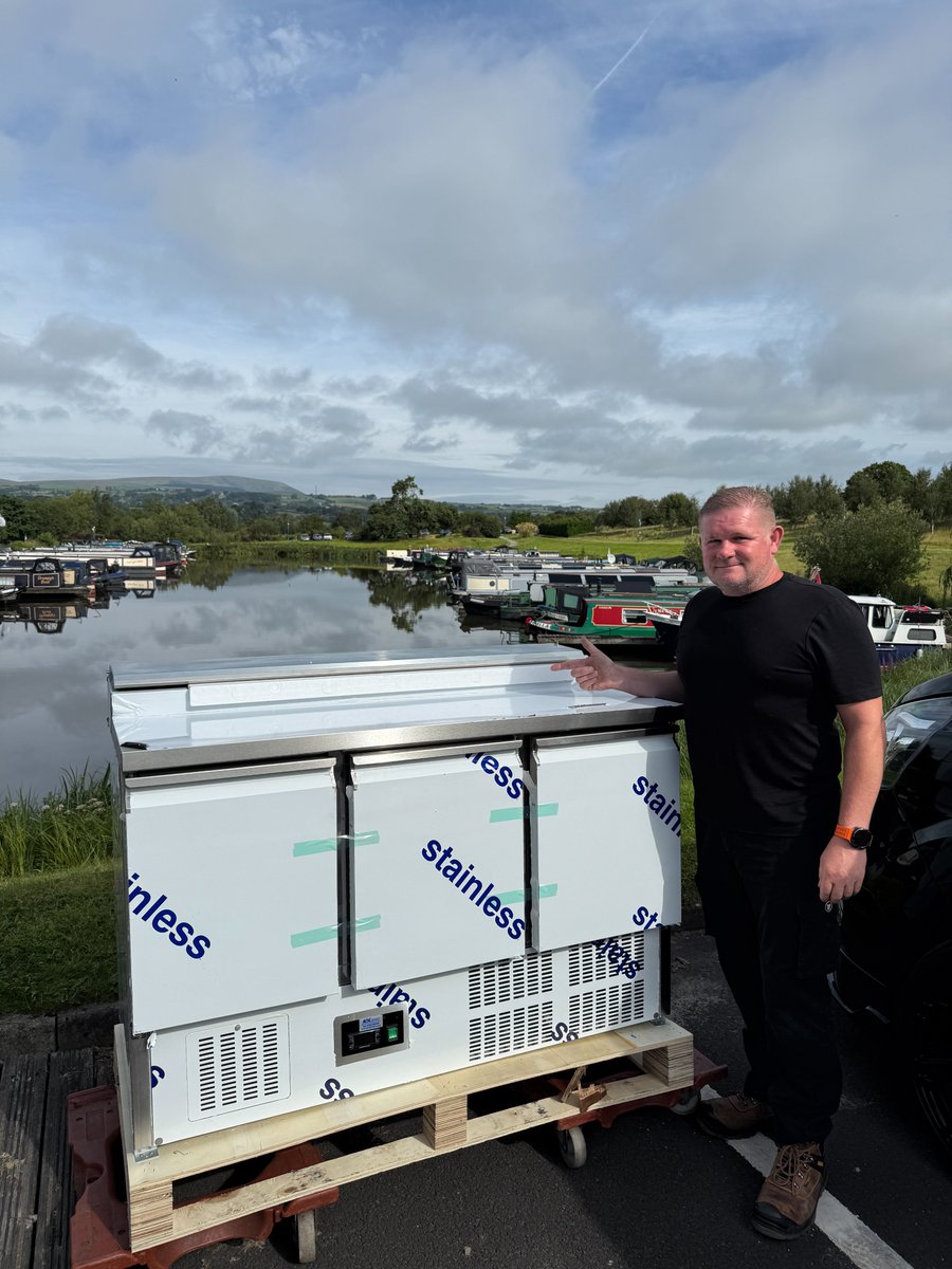 barandcatering's tweet image. Another top job by Andy!
From supply and delivery to perfectly positioning this #Tefcold #saladprep unit – we’ve got it covered.
We make sure every unit is fully set up and ready to go, so our customers can get to work straight away with zero hassle! 
#prepcounter #kitchenfridge