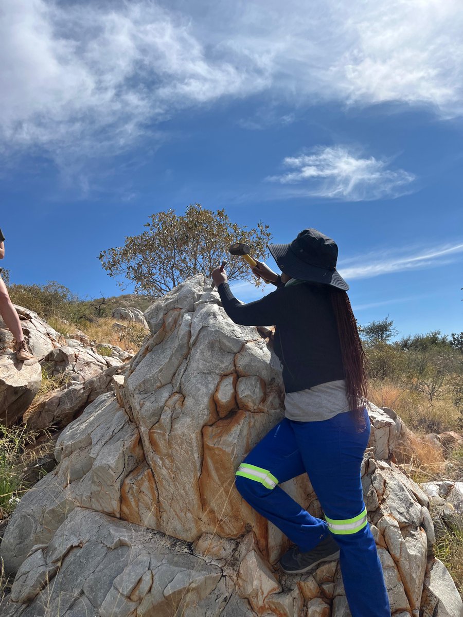 This is what #womeninscience look like!

Our <a href="/DrPeeChiwara/">Dr. Precious Chiwara</a> is extracting a quartzite block to be geochemically tested at <a href="/UCTgeology/">UCT Geology</a>. 

Part of her #postdoc field work, the aim is to pinpoint where raw materials used to make ESA &amp; MSA stone tools in Tswalu Kalahari were obtained.