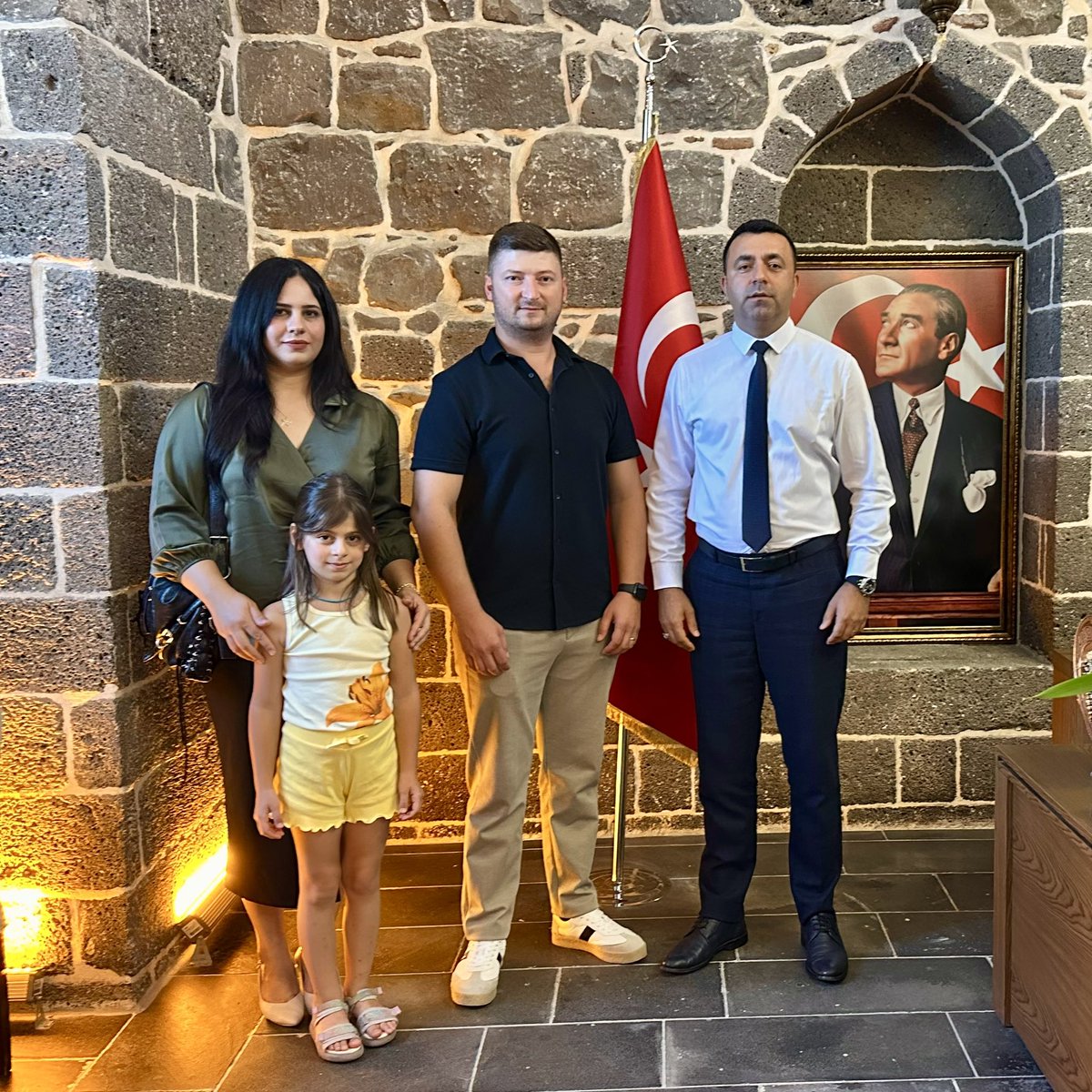 Çivrili Asayiş Bot Tim Komutanı Sn.Fatih Kağan TOPAL ve Değerli Ailesiyle, Kaymakamımız Sn. Hasan AKBULUT’a hayırlı olsun ziyaretinde bulundular.

<a href="/hasanakbulut24/">Hasan Akbulut</a>