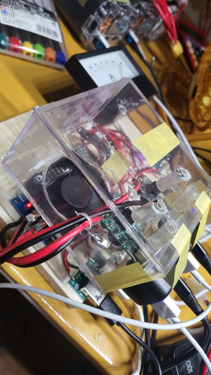 コンセントを使わないUSBを13個使った充電ステーション試作。
12V、24Vの入力対応。
PD60W×２
QC30W×２
タイプA×9
フルブースト可能～♪
震災による停電対策だなw
シガー系のPD出力USBに放熱器追加してパイプにて強制冷却。
壊れない充電ステーション制作中～。