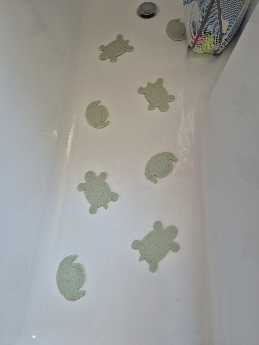 Heute beim einkaufen Badewanne antirutsch Aufleger geholt 🤭 ich find die so süß und sie passen farblich suoer ins Bad rein💚