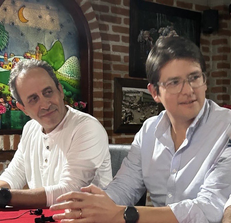 FabioAristiA's tweet photo. Hoy Colombia perdió a un gran líder y, sobre todo, a un extraordinario ser humano. Mis más sinceras condolencias a su esposa María Claudia, su hijo Alejandro, sus hijas y a toda su familia. Es urgente frenar la violencia  política y proteger la institucionalidad democrática. https://t.co/9GhqqfSiRV