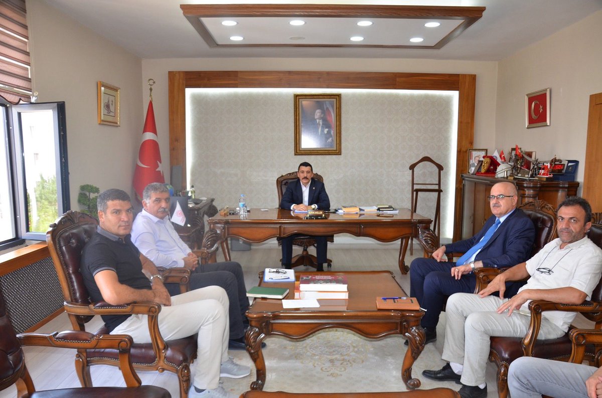 Çevre, Şehircilik ve İklim Değişikliği İl Müdürü Sayın Ufuk Nurullah BİLGİN ve beraberindeki heyet, Kaymakamımız Sayın Burak AKELLER’i makamında ziyaret etti.

Ziyarette kurum çalışmaları, yürütülen projeler ve iş birliği imkânları üzerine görüş alışverişinde bulunuldu.

Kaymakam