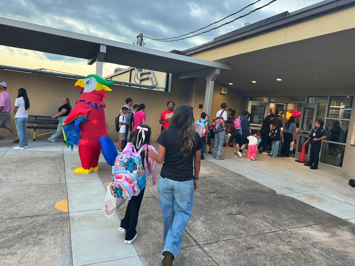 TerryHighXC's tweet photo. 🎉 HAPPY 1st DAY OF SCHOOL 🎉

This morning our XC &amp; Girls Soccer athletes had the honor to greet the lovely students of @BeasleyElem on their first day of school.

#RangerPride #AllGasNoBrakes https://t.co/PnjGM8qhw5
