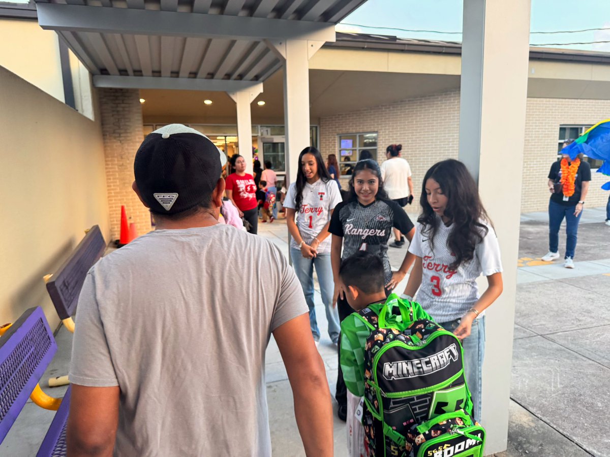 TerryHighXC's tweet photo. 🎉 HAPPY 1st DAY OF SCHOOL 🎉

This morning our XC &amp; Girls Soccer athletes had the honor to greet the lovely students of @BeasleyElem on their first day of school.

#RangerPride #AllGasNoBrakes https://t.co/PnjGM8qhw5