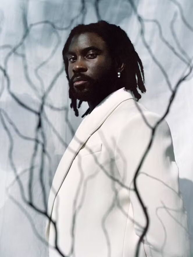 Amakoe_kda's tweet photo. Damso annonce la réédition de Beyah pour septembre.

L’album sera composé des sons réalisé entre 2021 et fin 2023.

Qui voulez vous voir en feat dessus ? https://t.co/gAs0T6wDfd