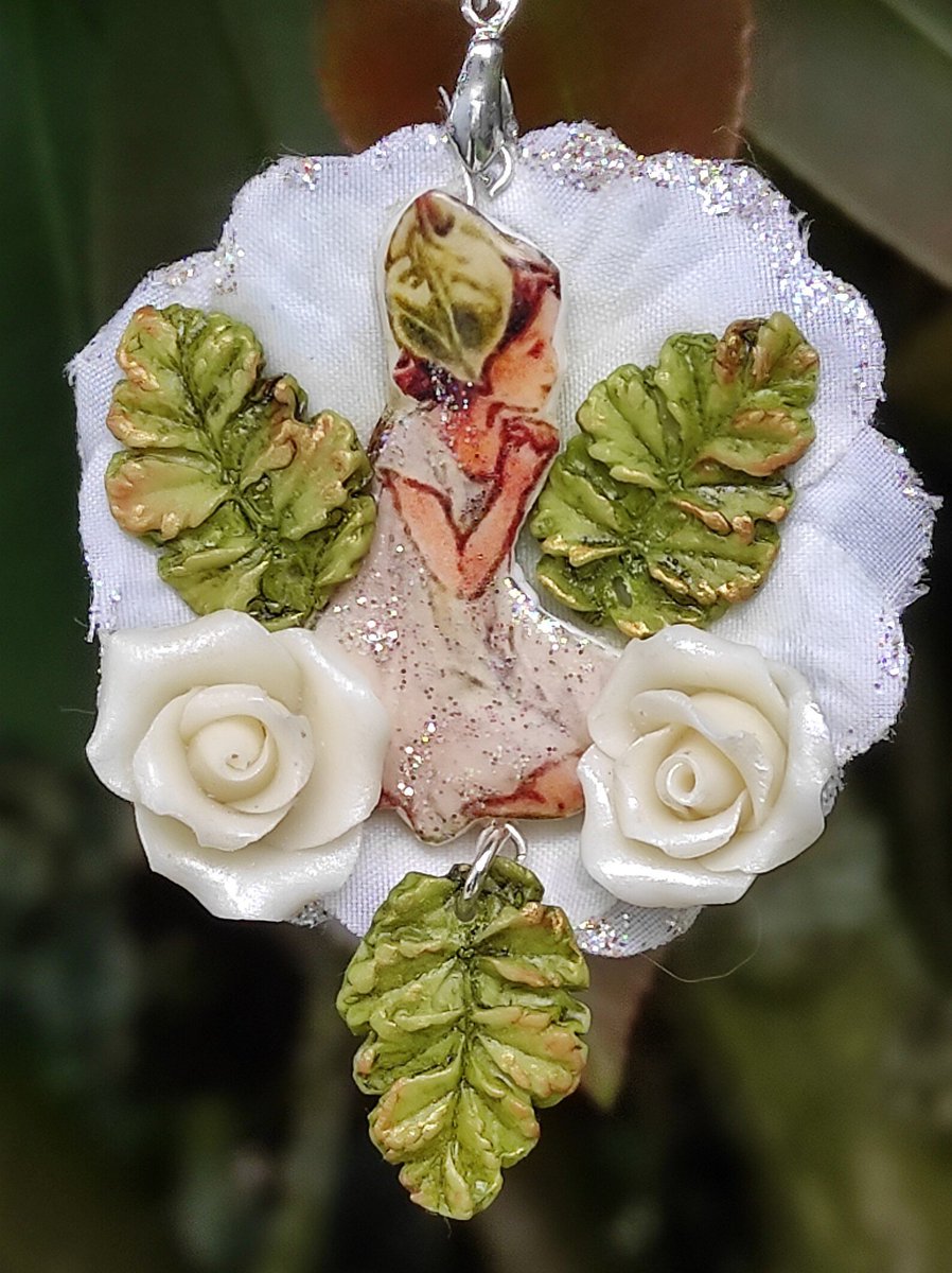 Collier Harmonie cachée dans les hellébores, cachette printemps et été pour une fée avec roses et feuilles en porcelaine froide etsy.me/4llcHC4 via <a href="/Etsy/">Etsy</a> 
frenchjewelryvintage.etsy.com/listing/160145…