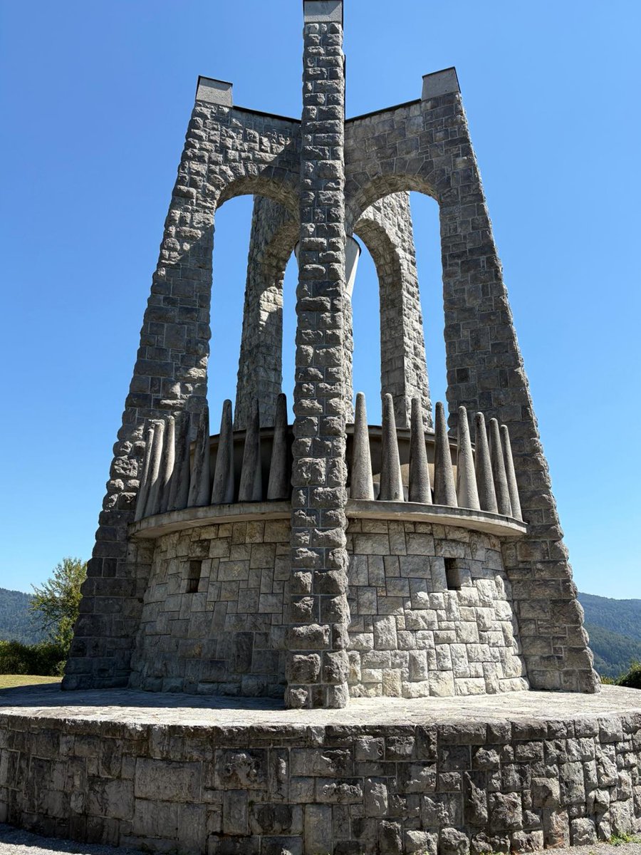 Carlos Blanco Torres (@btpcarlos) on Twitter photo Cerca del pequeño pueblo de Stari trg pri Ložu, en la colina de Ulak (en #Eslovenia 🇸🇮), se levanta la tumba-monumento de los +400 partisanos locales caídos en combates contra los italianos durante el periodo 1941-1943.
CC: <a href="/SpomenikDatabse/">Spomenik Database</a>
#spomenikNOB Cerca del pequeño pueblo de Stari trg pri Ložu, en la colina de Ulak (en #Eslovenia 🇸🇮), se levanta la tumba-monumento de los +400 partisanos locales caídos en combates contra los italianos durante el periodo 1941-1943.
CC: <a href="/SpomenikDatabse/">Spomenik Database</a>
#spomenikNOB