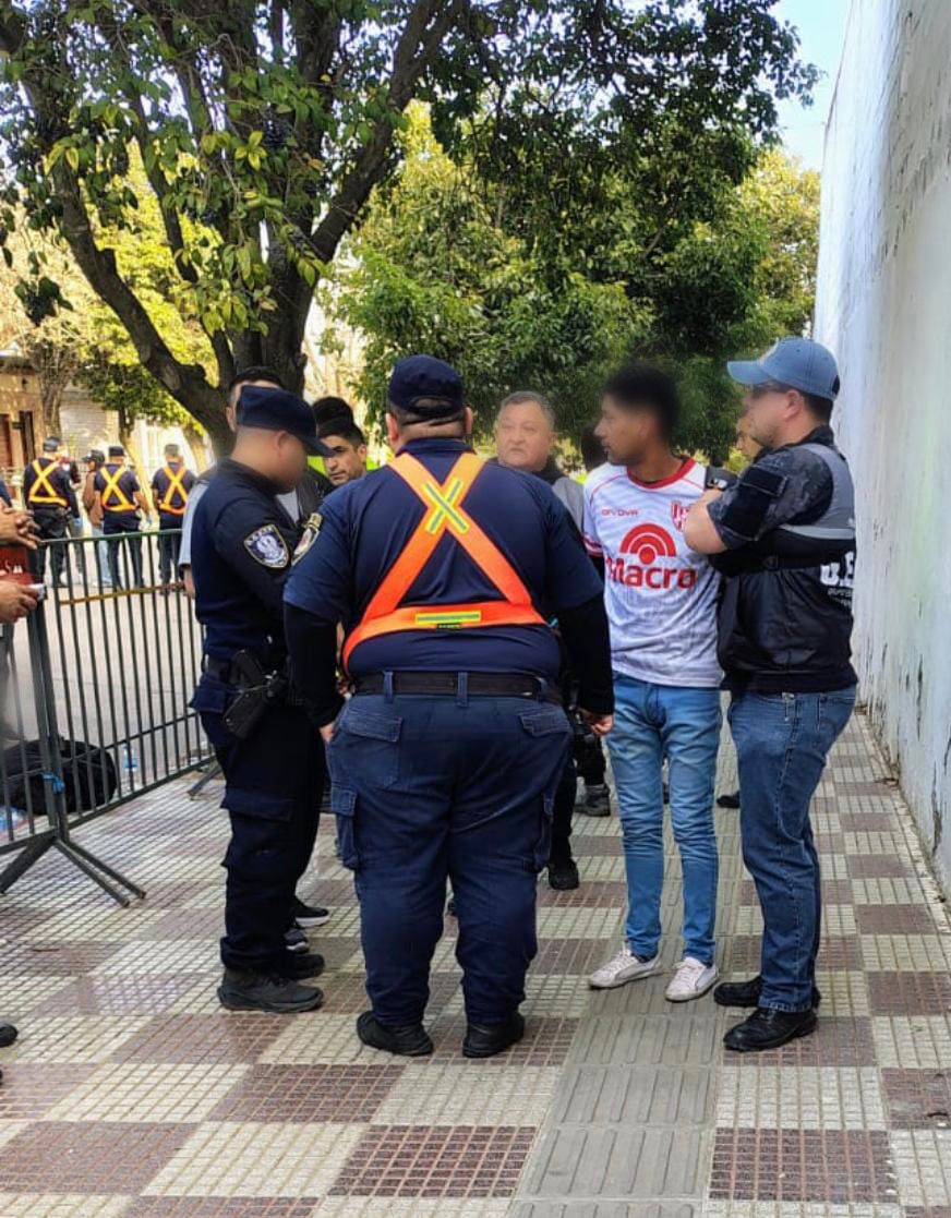 Dos partidos, dos abusadores prófugos de la Justicia detenidos.
Uno en CABA, otro en Cordoba. 

Tenían pedido de captura, Tribuna Segura los frenó al ingreso del estadio.

Sigue pasando, seguiremos estando y los seguiremos deteniendo.