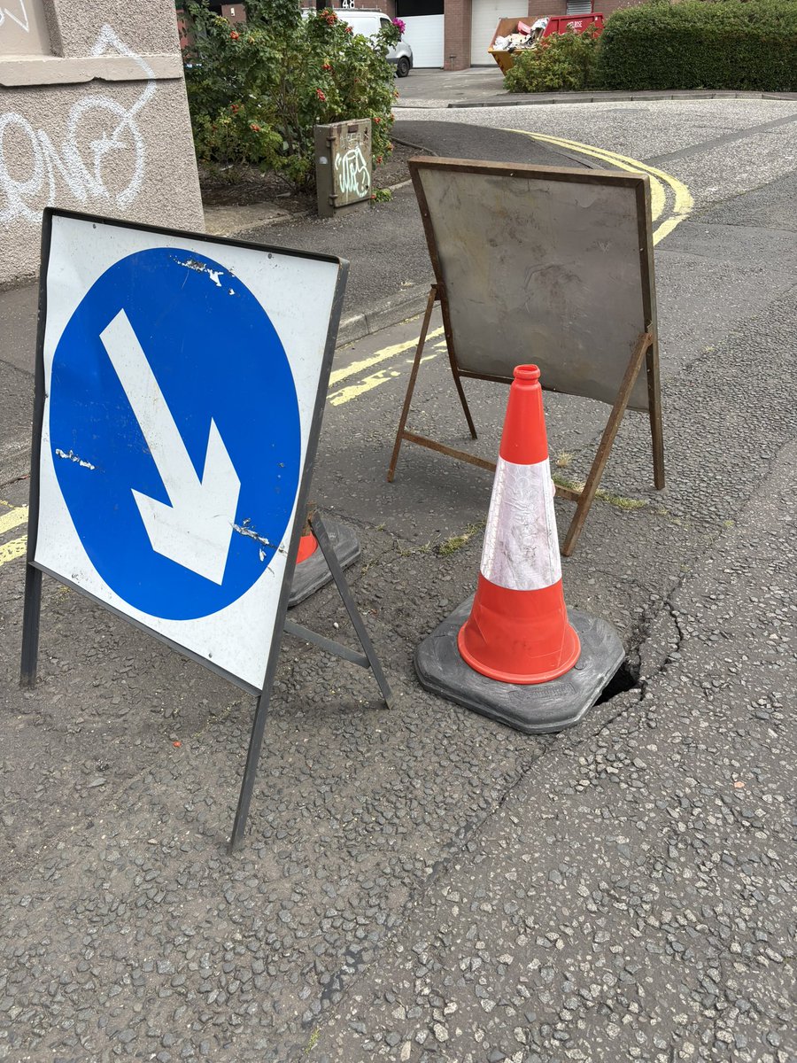 AlisonFS5's tweet photo. @edinhelp Jane Street, Leith. Mini sink hole on road. Has been reported nearly 2 months ago and no action. Please address 🙏🏻 https://t.co/51h2MAwDyy