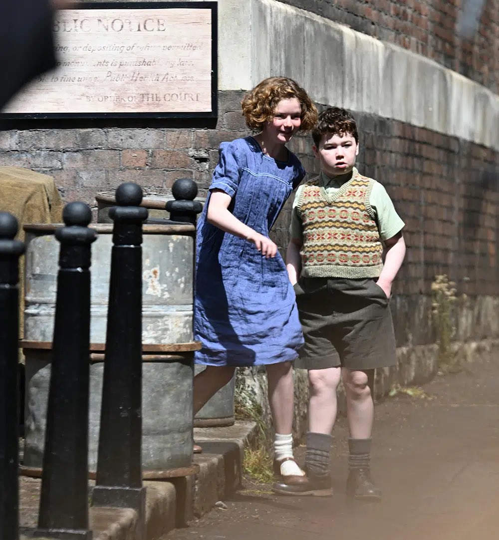 First look at Greta Gerwig filming ‘NARNIA: THE MAGICIAN’S NEPHEW’

Set in 1950s Britain, it appears unknown actors have been cast as the 2 leads, Gregory and Polly.

(Source: whats-on-netflix.com/news/greta-ger…)