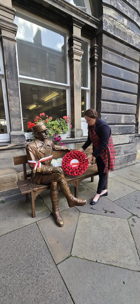 PLinEdinburgh's tweet photo. Wiceminister @RadwanAnia podczas swojej wizyty w Szkocji 🏴󠁧󠁢󠁳󠁣󠁴󠁿spotkała się z weteranem #IIWŚ Eugeniuszem Niedzielskim, opiekunem Niedźwiedzia Wojtka, a także złożyła wieniec przy pomniku Gen. #Maczek. https://t.co/YuKgBCiorz