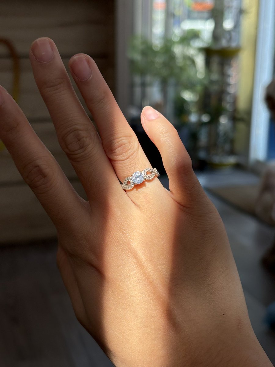 chaellene_'s tweet photo. I will never get effing tired admiring my ring https://t.co/DXmoCaZNwZ